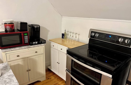 North Andover Appartement | Cozy 2-Bedroom Apartment with Summer Pool Access