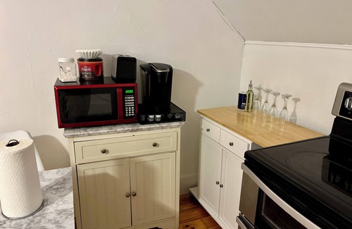 North Andover Appartement | Cozy 2-Bedroom Apartment with Summer Pool Access