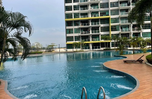 Taman Johor Jaya Appartement | Cozy 2-bedroom apartment in wonderful Johor Bahru with AC, fitness room
