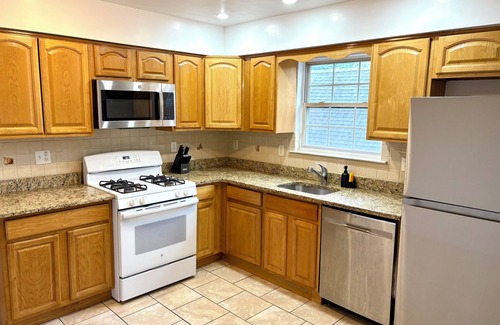 Forest Hill Appartement | Cozy 2-bedroom apartment with WiFi, AC, large outdoor balcony