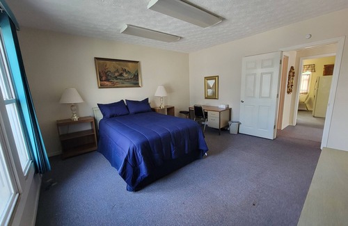 Buckhannon Appartement | Cozy 2-bedroom apartment nestled between Wesleyan & Academy School with AC, WiFi