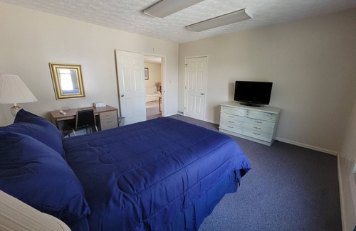 Buckhannon Appartement | Cozy 2-bedroom apartment nestled between Wesleyan & Academy School with AC, WiFi