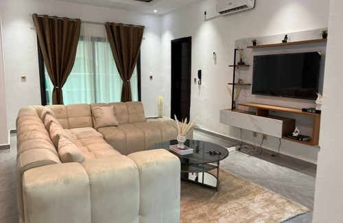 Deux Plateaux Appartement | Cozy 2-bedroom apartment in welcoming Abidjan with WiFi, AC