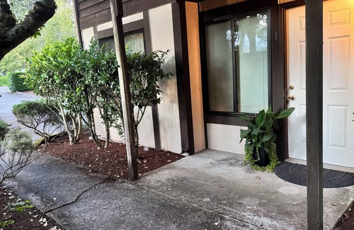 Burien Appartement | Cozy 2-bedroom apartment in charming Burien with WiFi near SeaTac airport