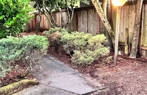 Burien Appartement | Cozy 2-bedroom apartment in charming Burien with WiFi near SeaTac airport