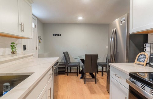 Saugus Appartement | Cozy 2-bedroom apartment near Boston with free Wi-Fi, parking, laundry & dryer