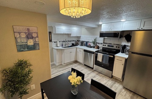 McLoughlin Appartement | Cozy 2-bedroom basement ADU in charming Oregon City with WiFi & AC