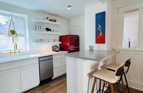 Downtown Maison | Cozy 2-bedroom bungalow in downtown Boulder with private parking,WiFi & AC