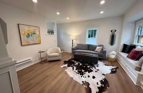 Downtown Maison | Cozy 2-bedroom bungalow in downtown Boulder with private parking,WiFi & AC
