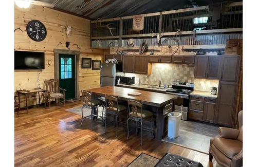 Pettit Cabine | Cozy 2 bedroom bunkhouse at Pettit Bay