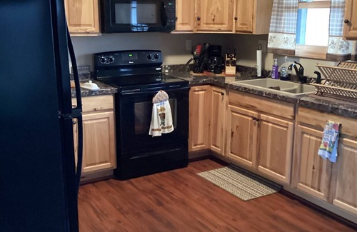 Big Stone City Cabine | Cozy 2-bedroom cabin with WiFi, AC in serene Big Stone City