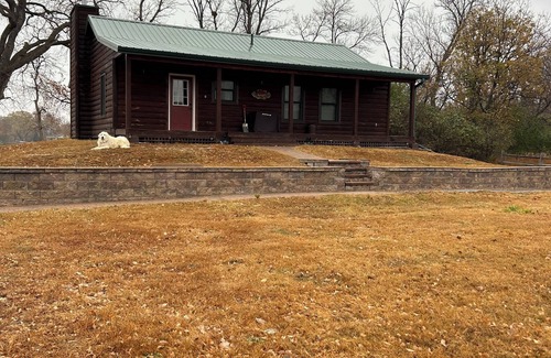 Big Stone City Cabine | Cozy 2-bedroom cabin with WiFi, AC in serene Big Stone City