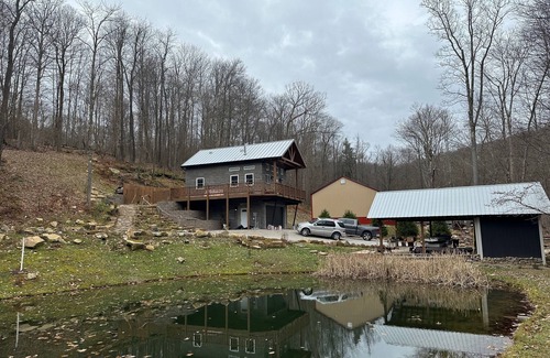 Gans Cabine | Cozy 2-bedroom cabin on 3 acres of mountaintop property