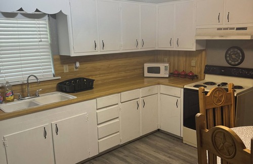 Murfreesboro Cabine | Cozy 2-bedroom cabin with WiFi, AC in charming Murfreesboro on Lake Greeson.