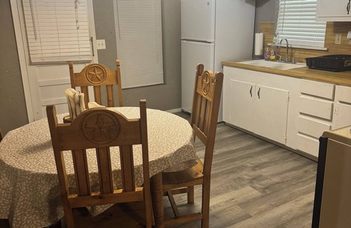 Murfreesboro Cabine | Cozy 2-bedroom cabin with WiFi, AC in charming Murfreesboro on Lake Greeson.