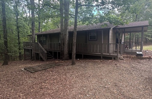 Murfreesboro Cabine | Cozy 2-bedroom cabin with WiFi, AC in charming Murfreesboro on Lake Greeson.