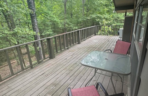 Murfreesboro Cabine | Cozy 2-bedroom cabin with WiFi, AC in charming Murfreesboro on Lake Greeson.