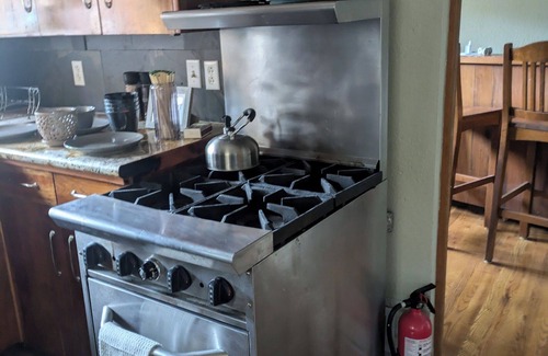 Grants Pass Cabine | Cozy 2-bedroom cabin in serene Grants Pass with WiFi