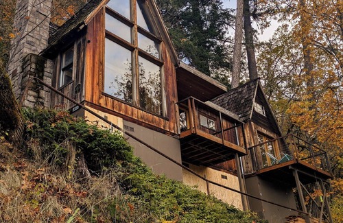 Grants Pass Cabine | Cozy 2-bedroom cabin in serene Grants Pass with WiFi