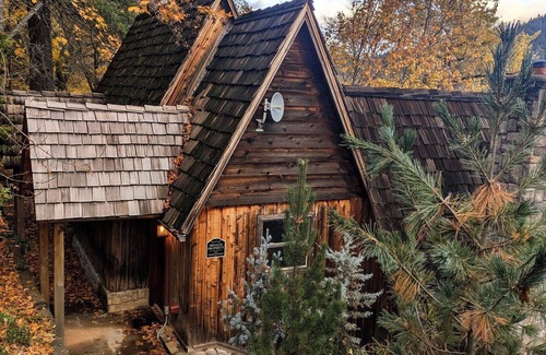 Grants Pass Cabine | Cozy 2-bedroom cabin in serene Grants Pass with WiFi
