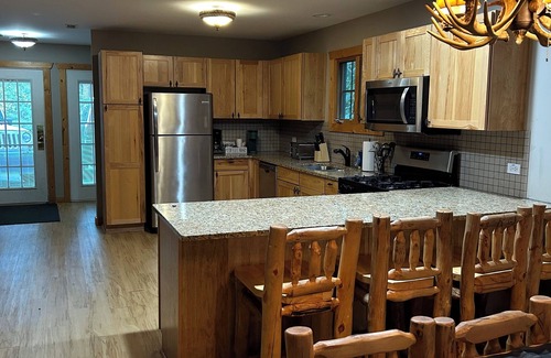 Oglesby Cabine | Cozy 2-bedroom cabin in tranquil Utica IL, steps away from Starved Rock