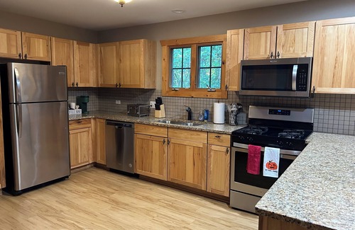 Oglesby Cabine | Cozy 2-bedroom cabin in tranquil Utica IL, steps away from Starved Rock