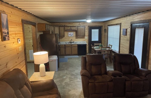 Batesville Cabine | Cozy 2-bedroom cabin with WiFi, AC in soothing Batesville, MS