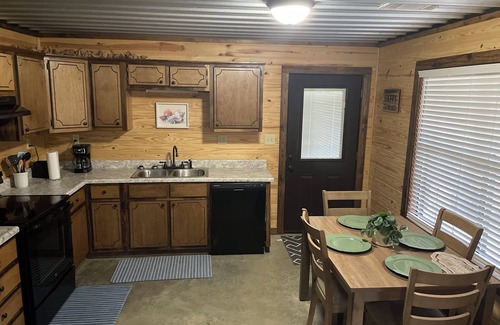Batesville Cabine | Cozy 2-bedroom cabin with WiFi, AC in soothing Batesville, MS
