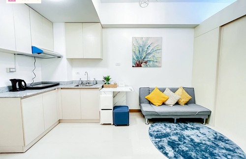 Las Pinas Copropriété | Cozy 2-Bedroom Condo Across SM Southmall with Pool, WiFi, and Kitchenette