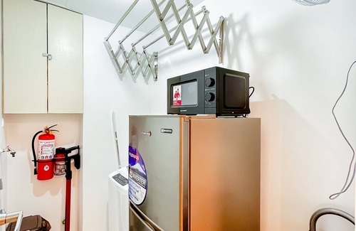 Las Pinas Copropriété | Cozy 2-Bedroom Condo Across SM Southmall with Pool, WiFi, and Kitchenette