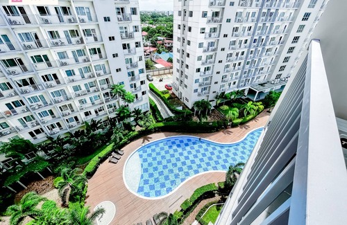 Las Pinas Copropriété | Cozy 2-Bedroom Condo Across SM Southmall with Pool, WiFi, and Kitchenette