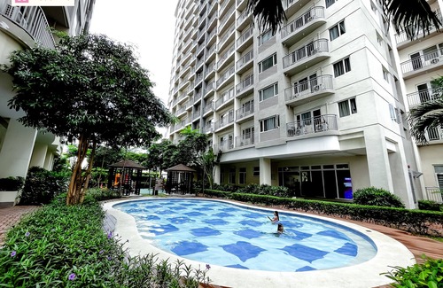 Las Pinas Copropriété | Cozy 2-Bedroom Condo Across SM Southmall with Pool, WiFi, and Kitchenette