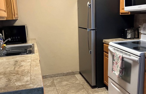 Casas Adobes Copropriété | Cozy 2-bedroom condo with WiFi, AC, and a community pool in serene Tucson.