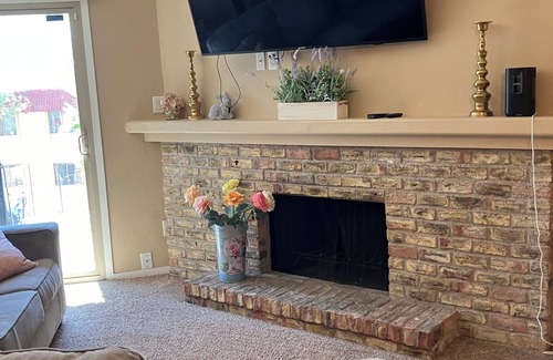 Casas Adobes Copropriété | Cozy 2-bedroom condo with WiFi, AC, and a community pool in serene Tucson.