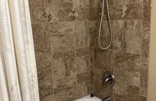 Casas Adobes Copropriété | Cozy 2-bedroom condo with WiFi, AC, and a community pool in serene Tucson.