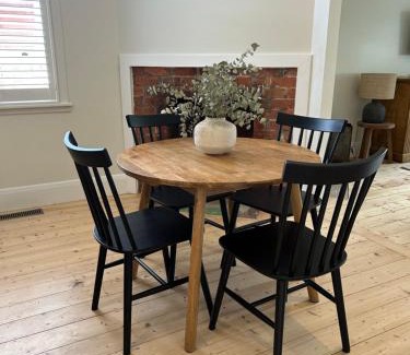 Golden Point Maison | Cozy 2 bedroom cottage - Newly renovated, perfect location for best of Ballarat