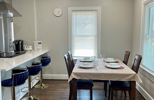 Kessler Maison | Cozy 2-bedroom duplex in quiet Kessler Park Bishop Arts with WiFi, AC