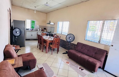 Izabal Maison | Cozy 2-bedroom house in welcoming Puerto Barrios with AC