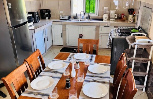 Izabal Maison | Cozy 2-bedroom house in welcoming Puerto Barrios with AC