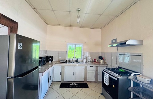 Izabal Maison | Cozy 2-bedroom house in welcoming Puerto Barrios with AC