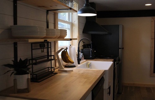McKownville Maison | Cozy 2 bedroom home, Fast WIFI, Free Parking, BBQ