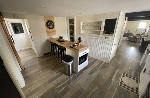 McKownville Maison | Cozy 2 bedroom home, Fast WIFI, Free Parking, BBQ