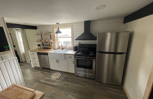 McKownville Maison | Cozy 2 bedroom home, Fast WIFI, Free Parking, BBQ