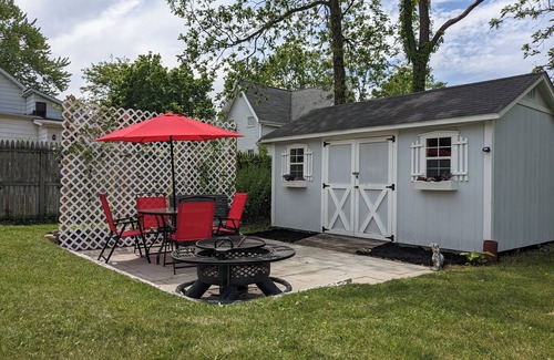 Oberlin Maison | Cozy 2 bedroom home, pleasant patio and fire-pit 1 block from Downtown Oberlin.