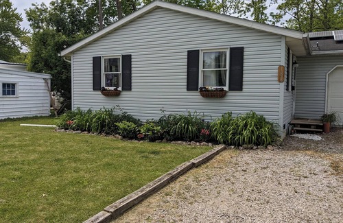 Oberlin Maison | Cozy 2 bedroom home, pleasant patio and fire-pit 1 block from Downtown Oberlin.