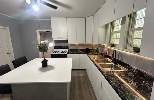 Canton Maison | Cozy 2-bedroom house in Canton, Illinois with WiFi, AC. Book now