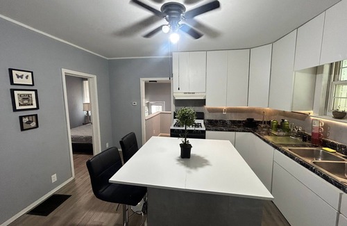 Canton Maison | Cozy 2-bedroom house in Canton, Illinois with WiFi, AC. Book now