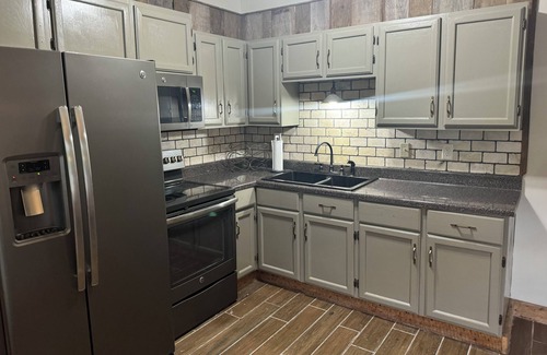 Pope Maison | Cozy 2-bedroom house on Enid Lake, just steps from Wallace Creek Campgrounds