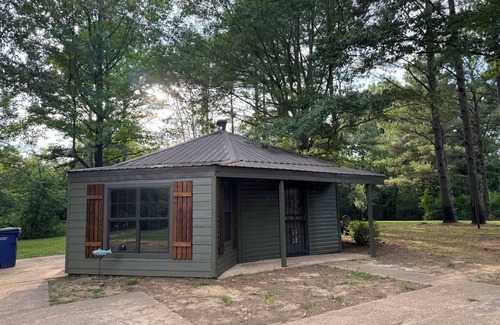 Pope Maison | Cozy 2-bedroom house on Enid Lake, just steps from Wallace Creek Campgrounds