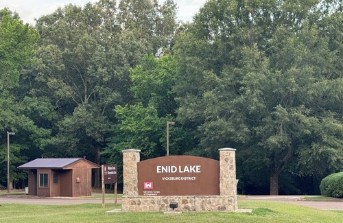 Pope Maison | Cozy 2-bedroom house on Enid Lake, just steps from Wallace Creek Campgrounds